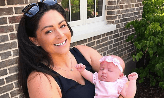 Casey Batchelor responds to trolls who attacked her postpartum body Casey Batchelor responds to trolls who attacked her postpartum body