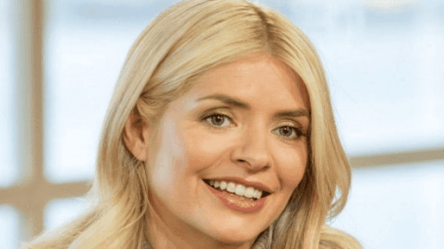 Holly Willoughby’s new dress is €1,000 and we are shocked Holly Willoughby’s new dress is €1,000 and we are shocked
