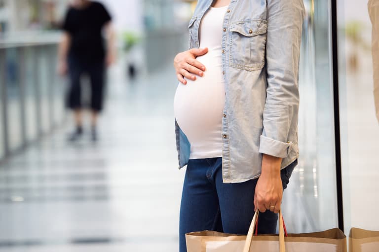 Mum pregnant with twins accused of shoplifting by police officer Mum pregnant with twins accused of shoplifting by police officer