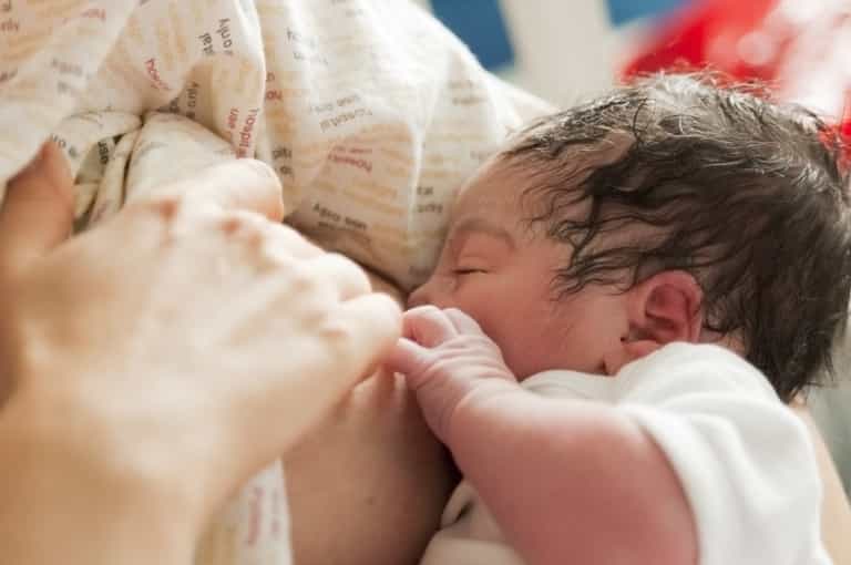 Video of newborns doing the breast crawl shows just how natural breastfeeding is Video of newborns doing the breast crawl shows just how natural breastfeeding is