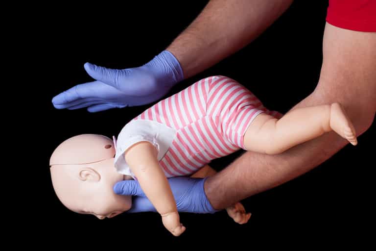 How to tell the difference between gagging and choking in babies How to tell the difference between gagging and choking in babies