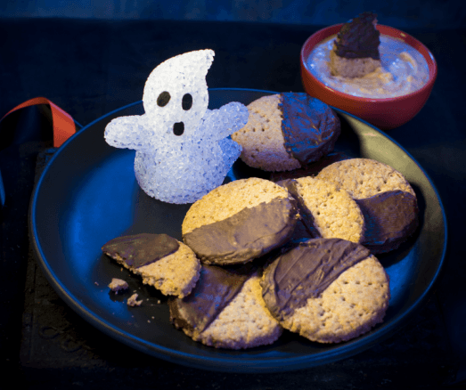 Pumpkin and praline cheesecake dip with ginger digestive biscuits is the perfect Halloween treat Pumpkin and praline cheesecake dip with ginger digestive biscuits is the perfect Halloween treat