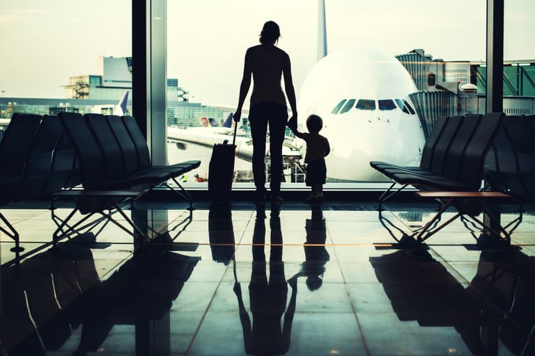 These strangers did an amazing thing for a mum who was struggling while traveling with her young sons These strangers did an amazing thing for a mum who was struggling while traveling with her young sons