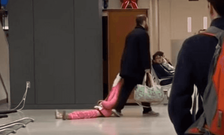 This dad dragging his child through an airport is the most relatable thing we’ve ever seen This dad dragging his child through an airport is the most relatable thing we’ve ever seen