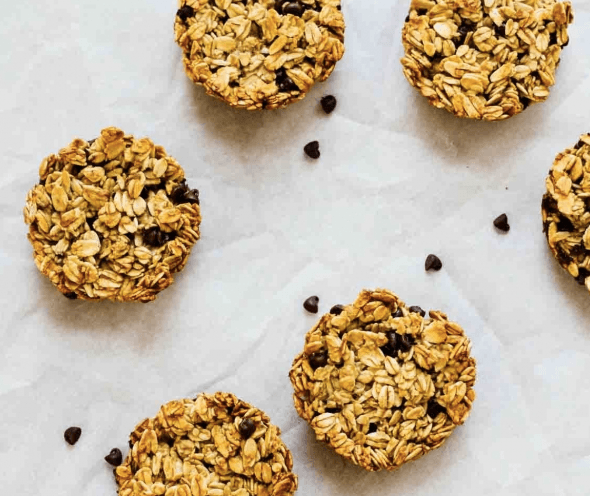 These banana chocolate chip baked oatmeal cups are the perfect grab-and-go breakfast These banana chocolate chip baked oatmeal cups are the perfect grab-and-go breakfast