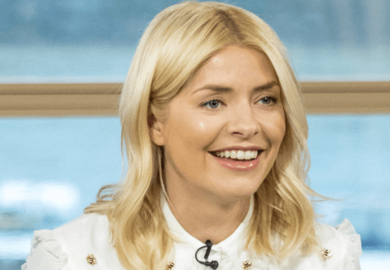 Holly Willoughby just wore the most glorious €69 skirt from & Other Stories Holly Willoughby just wore the most glorious €69 skirt from & Other Stories