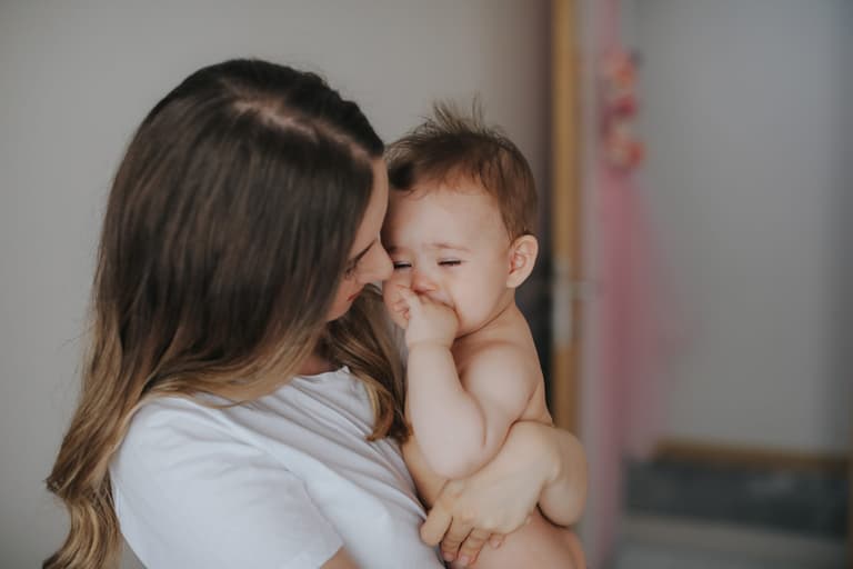 Why your baby stops crying when you hold them while standing up Why your baby stops crying when you hold them while standing up