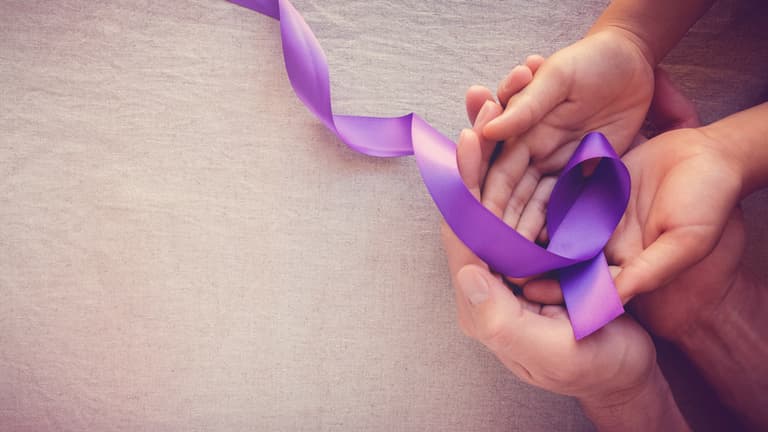 Here’s what you should (and shouldn’t) do if you see someone having a seizure Here’s what you should (and shouldn’t) do if you see someone having a seizure