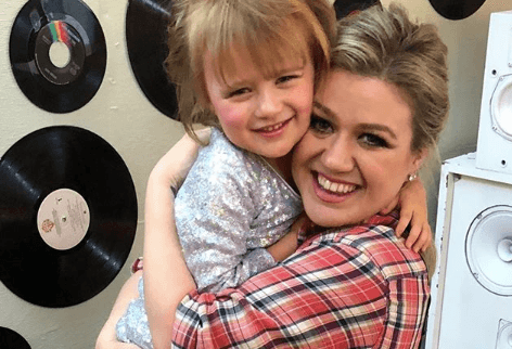 Kelly Clarkson is sick of the Easter Bunny taking all the credit for her work Kelly Clarkson is sick of the Easter Bunny taking all the credit for her work