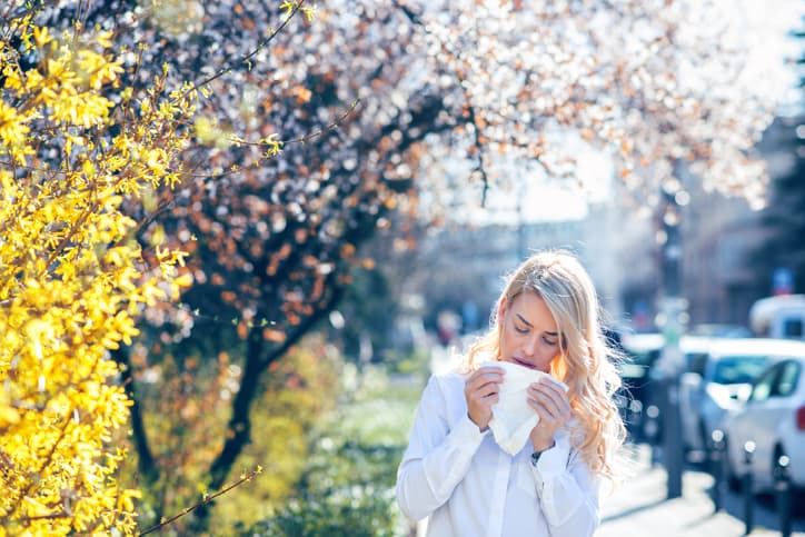 Hayfever and asthma sufferers urged to stay inside as pollen levels rise Hayfever and asthma sufferers urged to stay inside as pollen levels rise