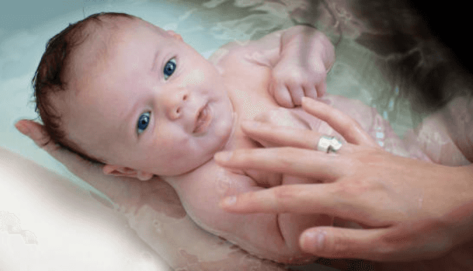 Does your newborn hate the bath? My mum showed me a special trick – and it works Does your newborn hate the bath? My mum showed me a special trick – and it works