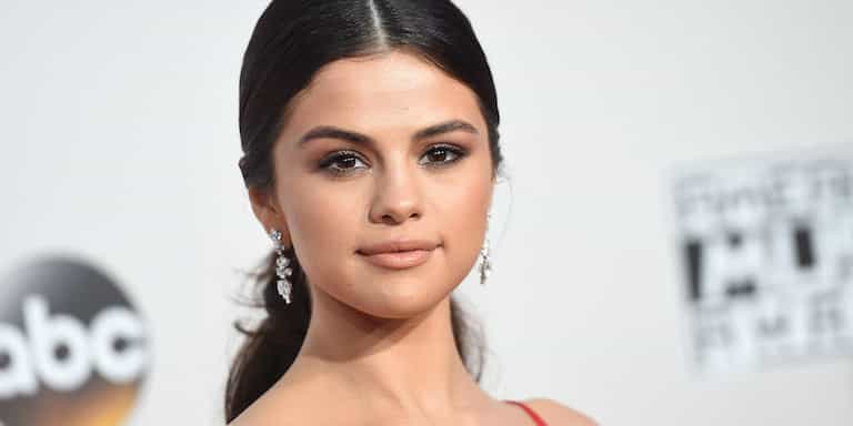 Selena Gomez posted a throwback picture of her mum, and they are TWINS Selena Gomez posted a throwback picture of her mum, and they are TWINS