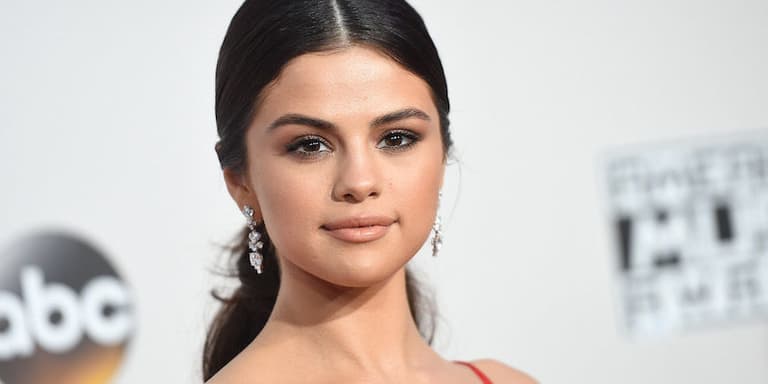 Selena Gomez posted a throwback picture of her mum, and they are TWINS Selena Gomez posted a throwback picture of her mum, and they are TWINS