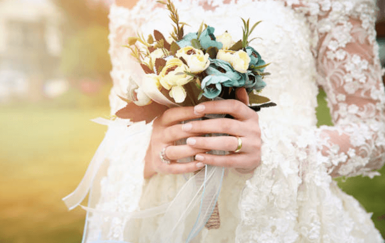 Bride refuses to pay florist for her wedding flowers and things got VERY heated Bride refuses to pay florist for her wedding flowers and things got VERY heated