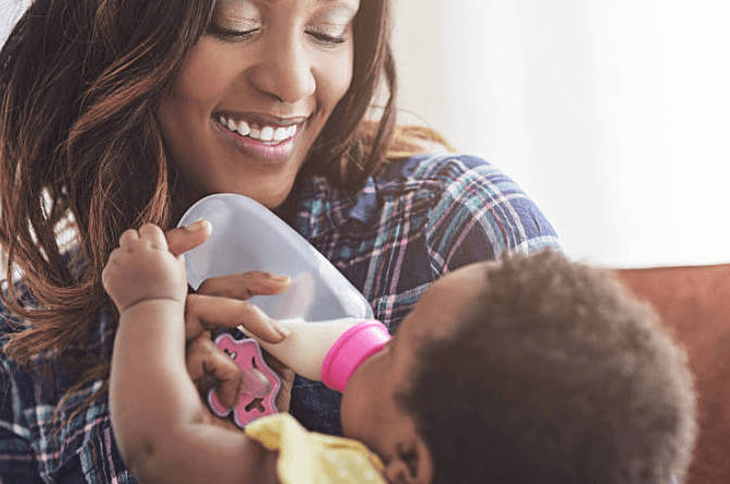 Mum worried she will be shamed for feeding her baby formula Mum worried she will be shamed for feeding her baby formula