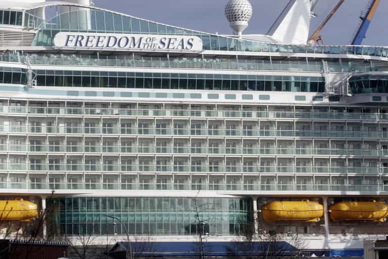 Toddler dies falling from cruise ship after grandfather ‘dangled’ her out of window Toddler dies falling from cruise ship after grandfather ‘dangled’ her out of window