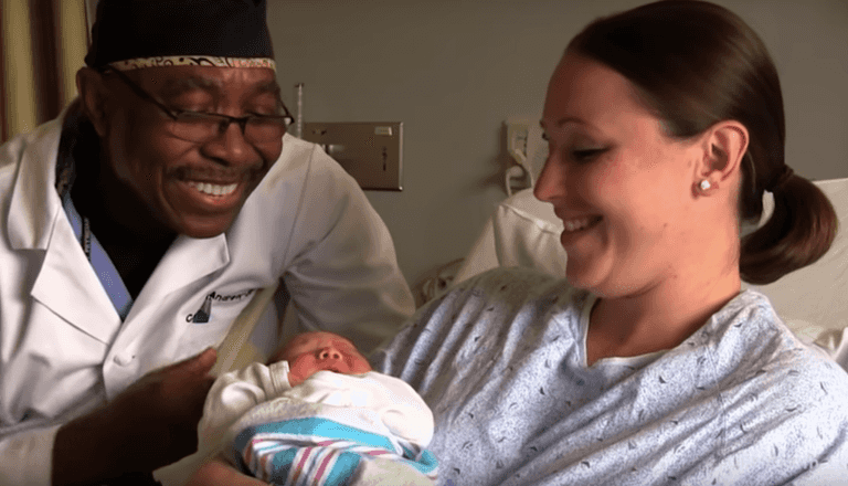 ‘Singing Doctor’ who welcomed all newborn babies with a song receives honour for his ‘beautiful voice’ ‘Singing Doctor’ who welcomed all newborn babies with a song receives honour for his ‘beautiful voice’