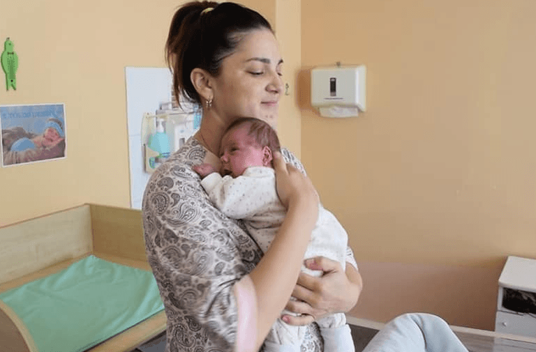 Woman with rare uterus condition gives birth to twins – 11 weeks apart Woman with rare uterus condition gives birth to twins – 11 weeks apart