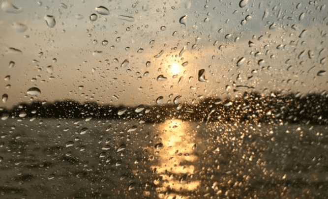 Met Éireann say heavy rain will wash over the country as the weather warning stays in place Met Éireann say heavy rain will wash over the country as the weather warning stays in place