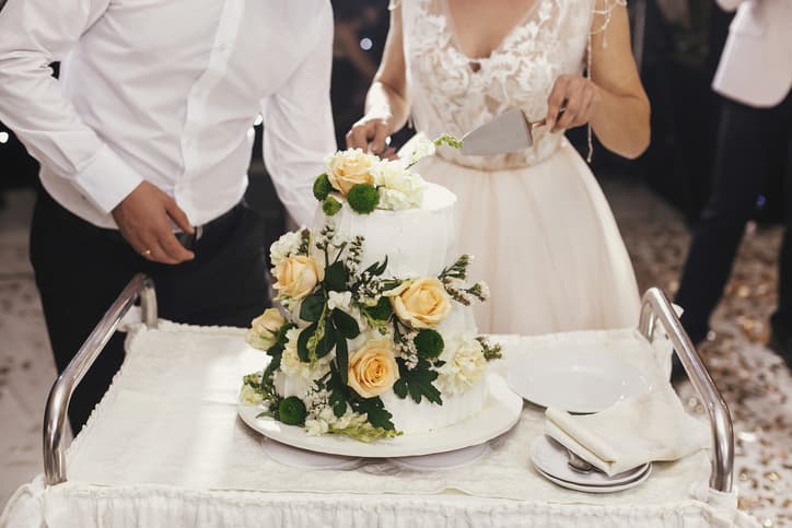 Bride tells bizarre story of how a random man proposed to his girlfriend at her wedding Bride tells bizarre story of how a random man proposed to his girlfriend at her wedding