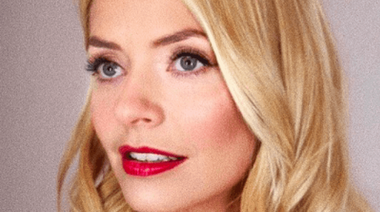 Holly Willoughby’s red velvet dress is the perfect Christmas Day outfit Holly Willoughby’s red velvet dress is the perfect Christmas Day outfit