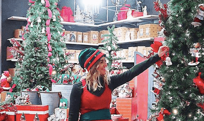 Blogger recreates scenes from beloved Christmas movies and they are beyond perfect Blogger recreates scenes from beloved Christmas movies and they are beyond perfect
