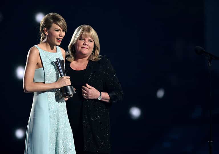 ‘Really hard’ Taylor Swift reveals mother’s brain tumour diagnosis ‘Really hard’ Taylor Swift reveals mother’s brain tumour diagnosis