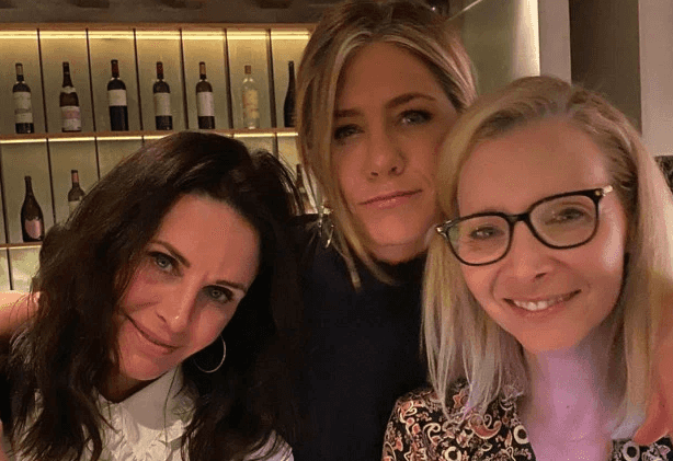 Jennifer Aniston’s been hanging out with Lisa Kudrow and Courteney Cox, again Jennifer Aniston’s been hanging out with Lisa Kudrow and Courteney Cox, again