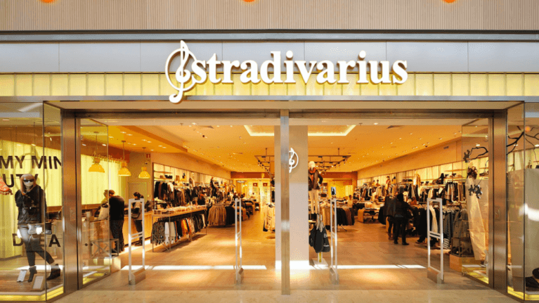We found a gorgeous pastel pink coat in Stradivarius that has been reduced to €30 We found a gorgeous pastel pink coat in Stradivarius that has been reduced to €30