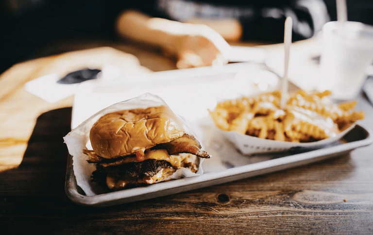 300.000 Irish children are obese – and health experts now call for ‘no-fry zones’ around schools 300.000 Irish children are obese – and health experts now call for ‘no-fry zones’ around schools
