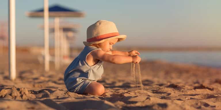 Warning issued to swimmers as thousands head to beach for long weekend Warning issued to swimmers as thousands head to beach for long weekend