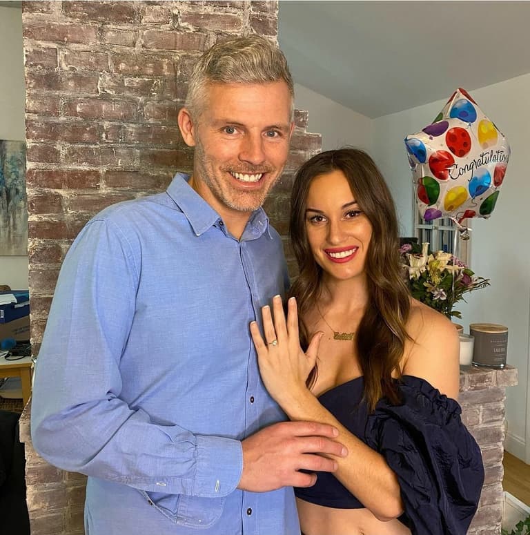 Des Bishop and girlfriend Hannah Berner announce engagement Des Bishop and girlfriend Hannah Berner announce engagement