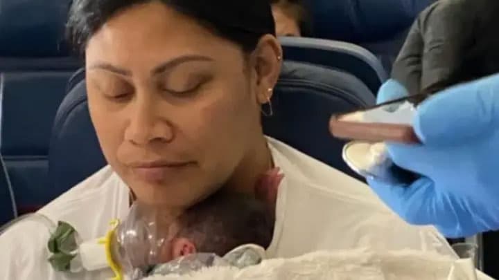 Watch: A woman who didn’t know she was pregnant gives birth at 30,000ft Watch: A woman who didn’t know she was pregnant gives birth at 30,000ft