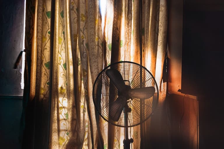 Experts warn not to sleep with a fan on all night (but we’ll probably do it anyway) Experts warn not to sleep with a fan on all night (but we’ll probably do it anyway)