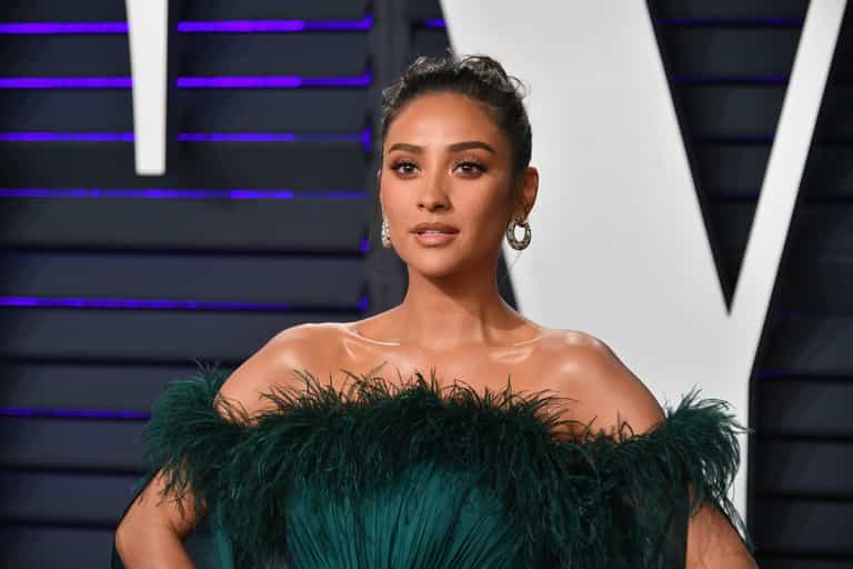 Pretty Little Liars actress Shay Mitchell announces pregnancy in the sweetest way Pretty Little Liars actress Shay Mitchell announces pregnancy in the sweetest way
