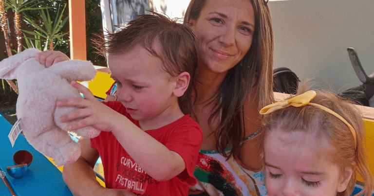 Mother and her twin toddlers found dead in car outside Florida apartment complex Mother and her twin toddlers found dead in car outside Florida apartment complex