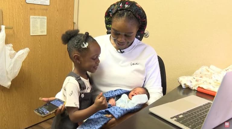 Mum gives birth to baby in toilet after thinking she just ‘had to poo’ Mum gives birth to baby in toilet after thinking she just ‘had to poo’