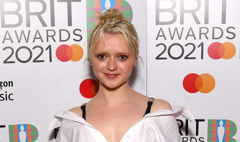 Maisie Williams speaks about “traumatic” relationship with father Maisie Williams speaks about “traumatic” relationship with father