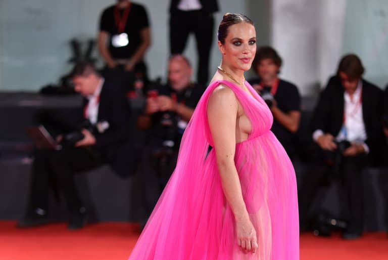 Downton Abbey’s Jessica Brown Findlay welcomes twins after IVF struggle Downton Abbey’s Jessica Brown Findlay welcomes twins after IVF struggle