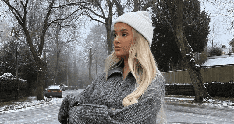 Fans defend Molly-Mae after she is accused of photoshopping her bump Fans defend Molly-Mae after she is accused of photoshopping her bump