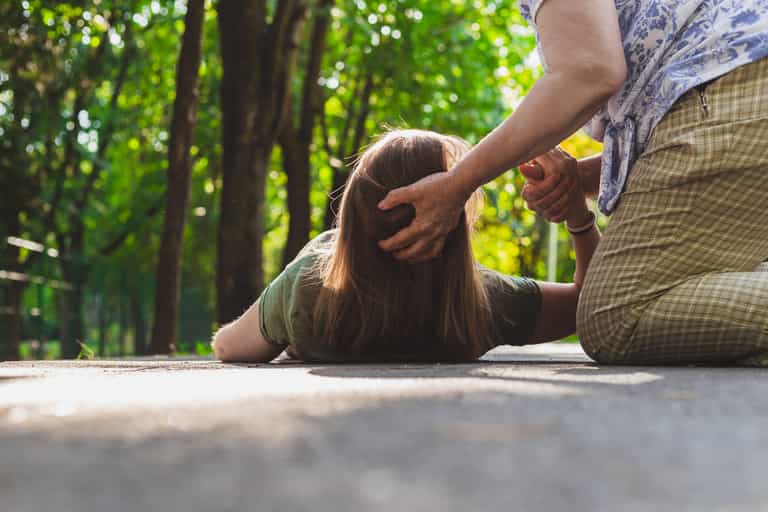 Here’s what to do if someone is having a seizure Here’s what to do if someone is having a seizure