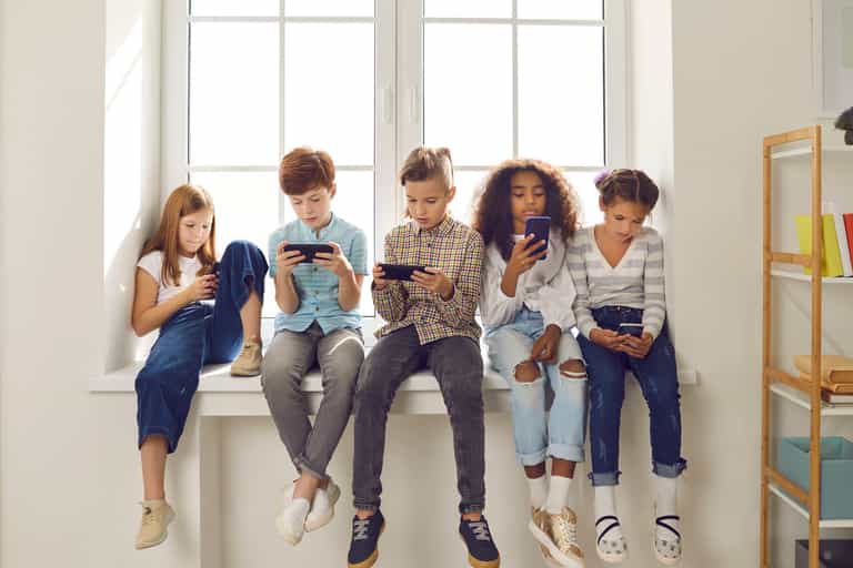 Parents of primary school kids vow to hold off buying their kids smartphones Parents of primary school kids vow to hold off buying their kids smartphones
