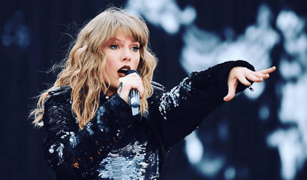 Taylor Swift is now dating The 1975 frontman and they’re “madly in love” Taylor Swift is now dating The 1975 frontman and they’re “madly in love”