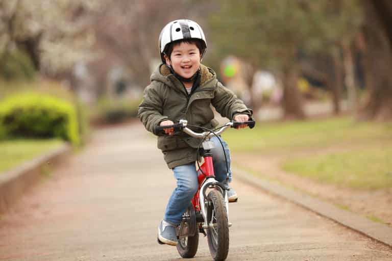 Children’s doctor lists five ways to ensure your kid’s helmet fits properly Children’s doctor lists five ways to ensure your kid’s helmet fits properly