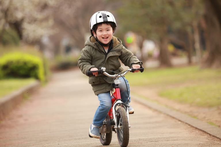 Children’s doctor lists five ways to ensure your kid’s helmet fits properly Children’s doctor lists five ways to ensure your kid’s helmet fits properly