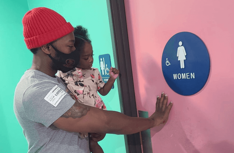 Dad praised after admitting he uses women’s bathrooms when with his daughters Dad praised after admitting he uses women’s bathrooms when with his daughters