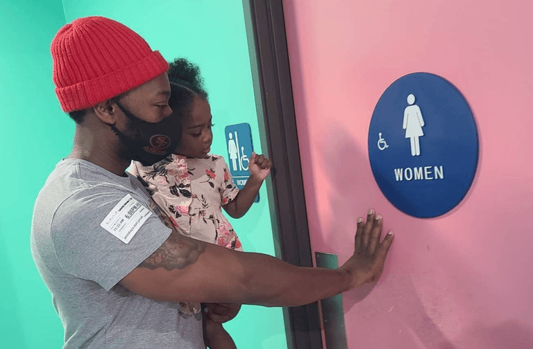 Dad praised after admitting he uses women’s bathrooms when with his daughters Dad praised after admitting he uses women’s bathrooms when with his daughters