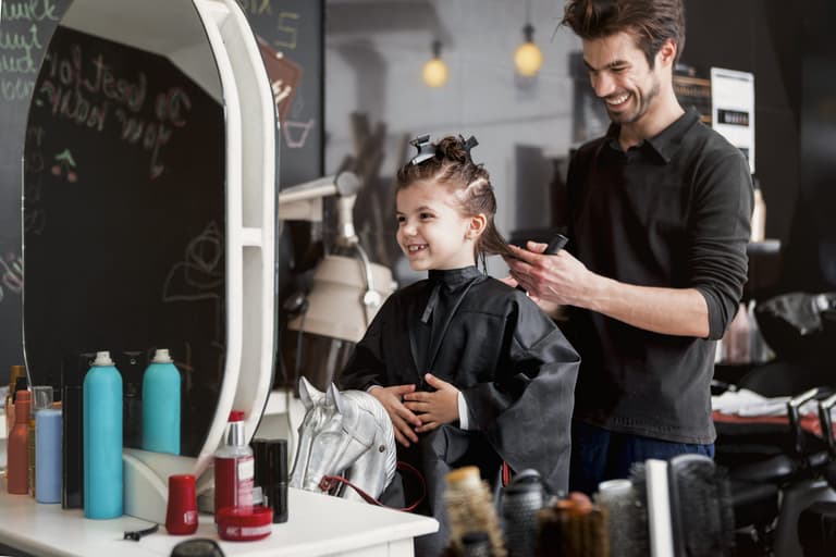 Dad brings 8-year-old daughter to get her head shaved behind his wife’s back Dad brings 8-year-old daughter to get her head shaved behind his wife’s back