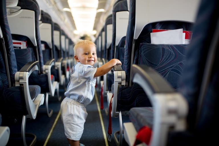 Flight attendant reveals what to do if your baby is crying on a flight Flight attendant reveals what to do if your baby is crying on a flight