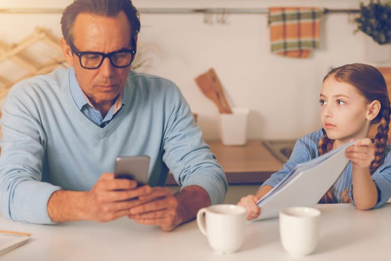 A mum inspires ‘present’ parenting by showing effects of phone usage A mum inspires ‘present’ parenting by showing effects of phone usage